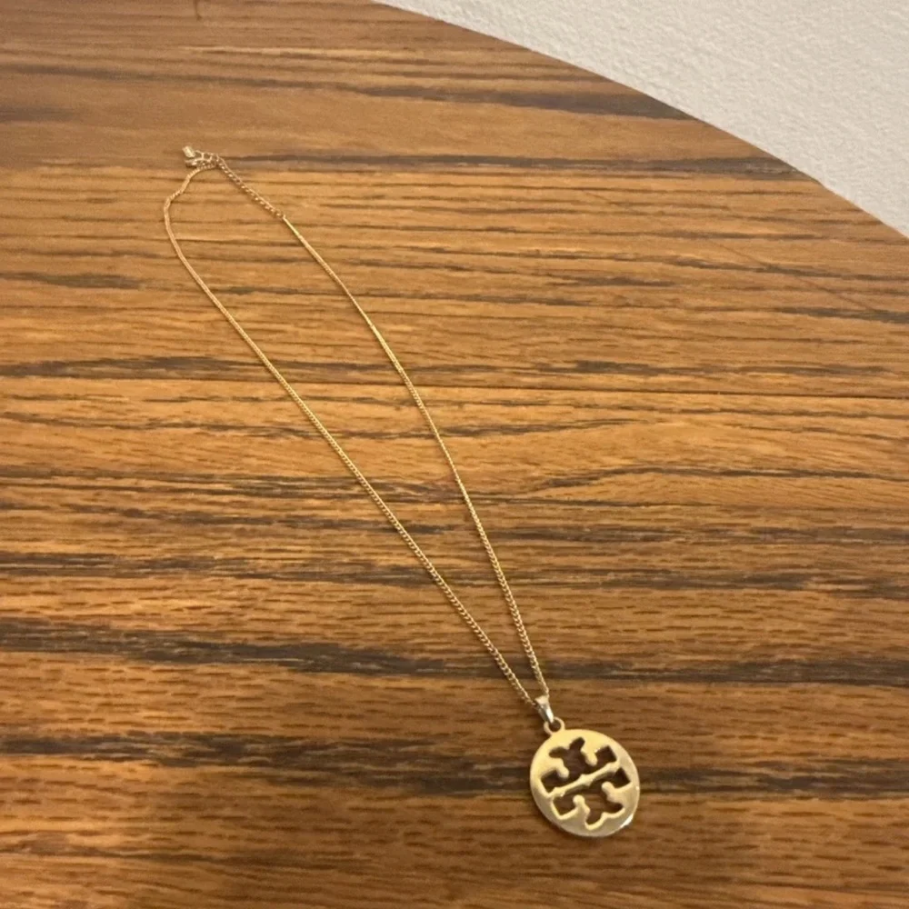 Gold Tory Burch necklace old money quiet luxury - Picture 1 of 4